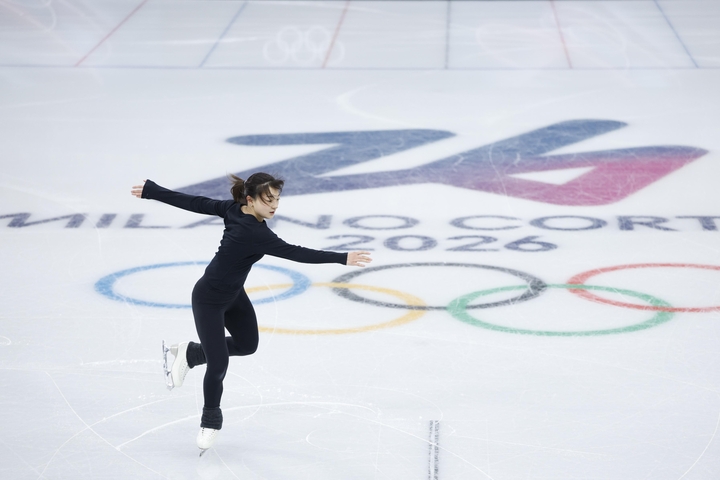 公式練習で調整する坂本花織=ミラノ(共同)