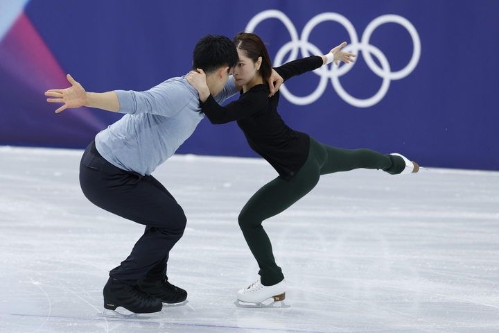 公式練習で調整するペアの三浦璃来(右)、木原龍一組=ミラノ(共同)