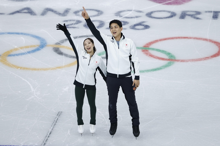 公式練習に臨むペアの三浦璃来(左)、木原龍一組=ミラノ(共同)