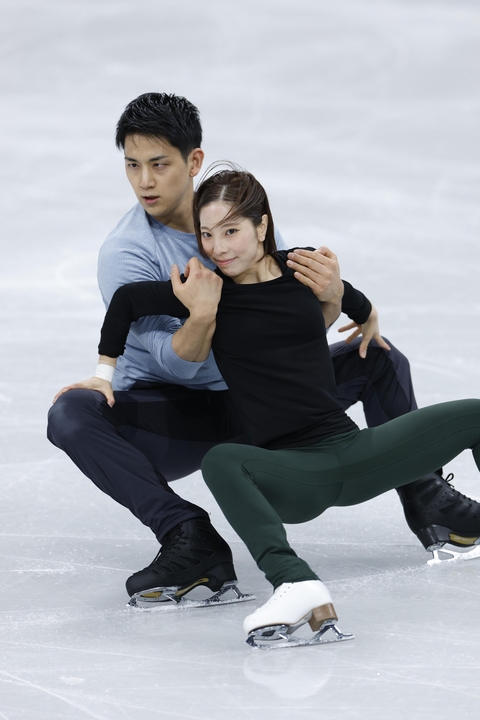 公式練習で調整するペアの三浦璃来(右)、木原龍一組=ミラノ(共同)