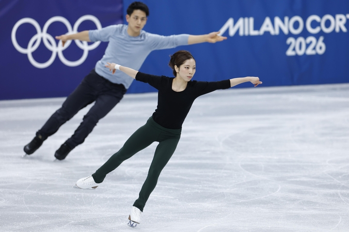 公式練習で調整するペアの三浦璃来(右)、木原龍一組=ミラノ(共同)