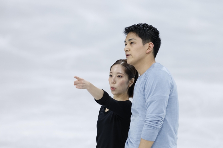 公式練習で言葉を交わすペアの三浦璃来(左)、木原龍一組=ミラノ(共同)