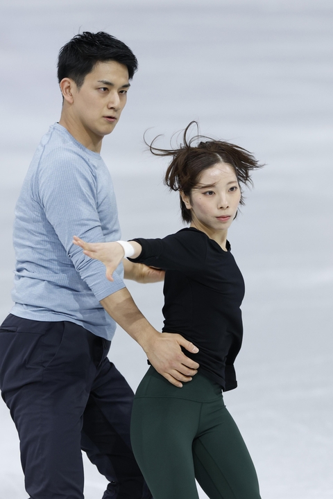 公式練習で調整するペアの三浦璃来(右)、木原龍一組=ミラノ(共同)
