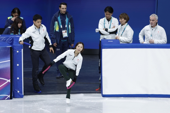 公式練習に臨むペアの三浦璃来(右)、木原龍一組=ミラノ(共同)