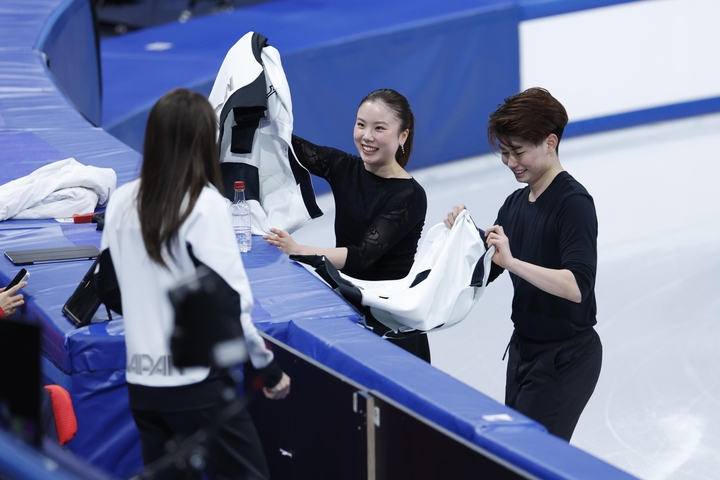 公式練習に臨んだアイスダンスの吉田唄菜(左)、森田真沙也組=ミラノ(共同)