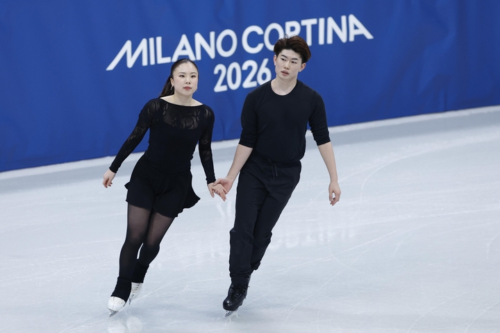 公式練習で調整するアイスダンスの吉田唄菜(左)、森田真沙也組=ミラノ(共同)