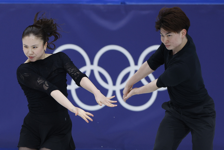 公式練習で調整するアイスダンスの吉田唄菜(左)、森田真沙也組=ミラノ(共同)