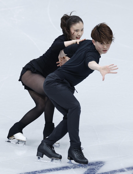 公式練習で調整するアイスダンスの吉田唄菜(奥)、森田真沙也組=ミラノ(共同)