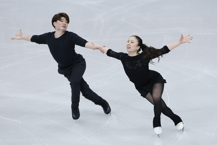 公式練習で調整するアイスダンスの吉田唄菜(右)、森田真沙也組=ミラノ(共同)