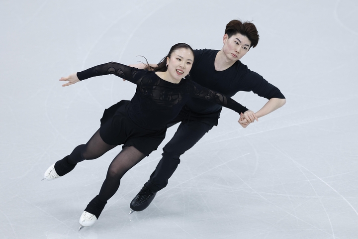 公式練習で調整するアイスダンスの吉田唄菜(左)、森田真沙也組=ミラノ(共同)