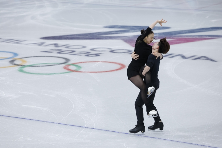 公式練習で調整するアイスダンスの吉田唄菜(左)、森田真沙也組=ミラノ(共同)