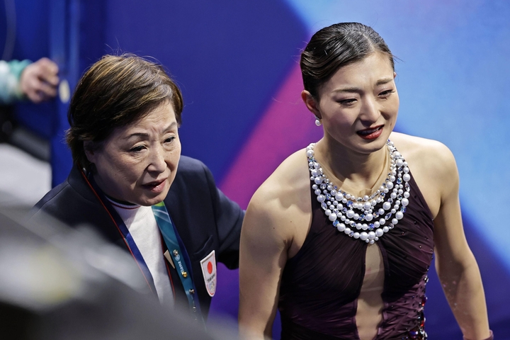 　ミラノ・コルティナ冬季五輪のフィギュアスケート女子フリーの演技を終え、中野園子コーチ（左）と引き揚げる坂本花織＝１９日、イタリア・ミラノ（共同）