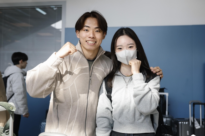 プラハの空港に到着し、ポーズをとるフィギュアスケートペアの長岡柚奈(右)と森口澄士=23日(共同)