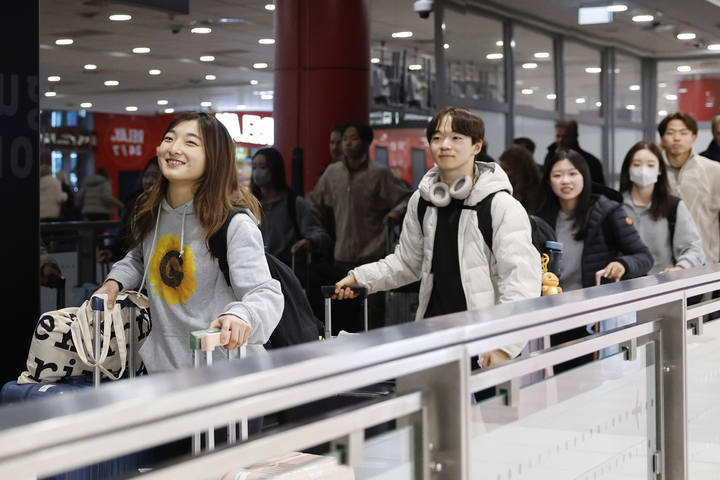 プラハの空港に到着した(左から)フィギュアスケート女子の坂本花織、男子の鍵山優真ら=23日(共同)
