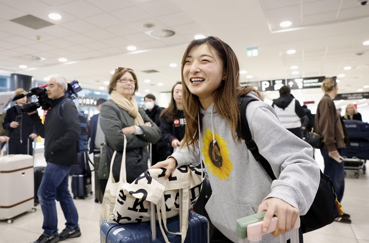 プラハの空港に到着したフィギュアスケート女子の坂本花織=23日(共同)