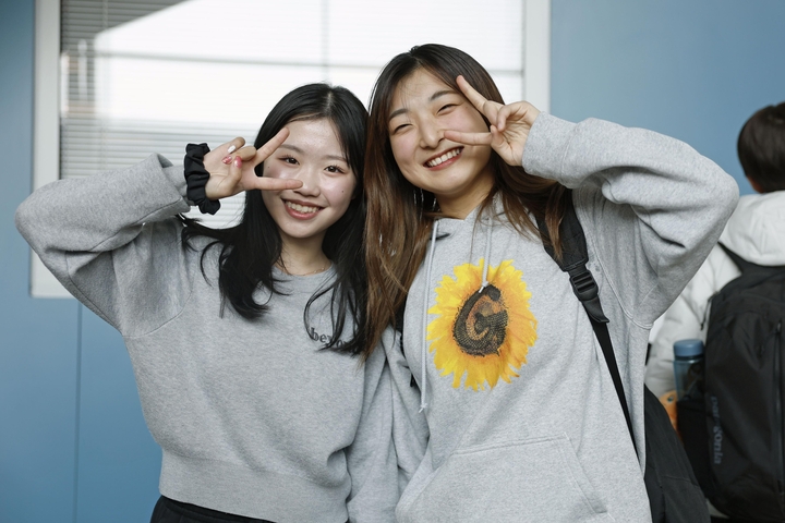 プラハの空港に到着し、ポーズをとるフィギュアスケート女子の坂本花織(右)と中井亜美=23日(共同)