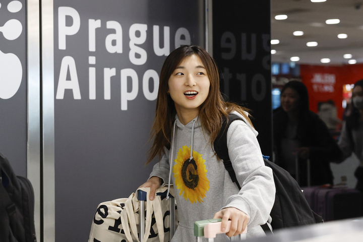 プラハの空港に到着したフィギュアスケート女子の坂本花織=23日(共同)