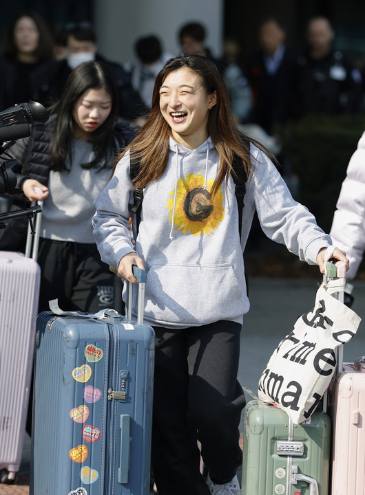 プラハの空港に到着したフィギュアスケート女子の坂本花織=23日(共同)