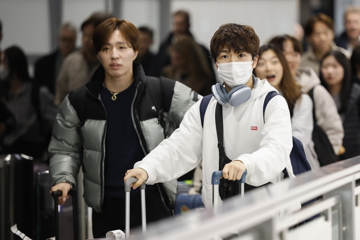 プラハの空港に到着したフィギュアスケート男子の佐藤駿(右)と三浦佳生=23日(共同)