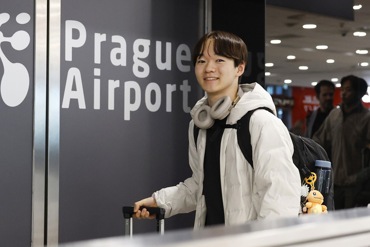 プラハの空港に到着したフィギュアスケート男子の鍵山優真=23日(共同)
