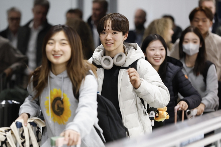 プラハの空港に到着したフィギュアスケート男子の鍵山優真(左から2人目)ら=23日(共同)