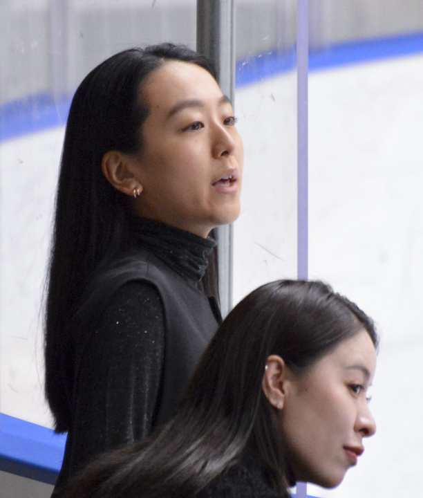 　リンクサイドで選手の演技を見守る浅田真央さん（奥）＝２８日、東京辰巳アイスアリーナ