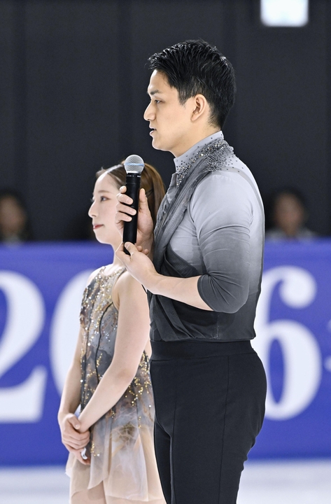 所属先の木下グループの入社式でスピーチする三浦璃来(左)、木原龍一組=13日、東京都立川市