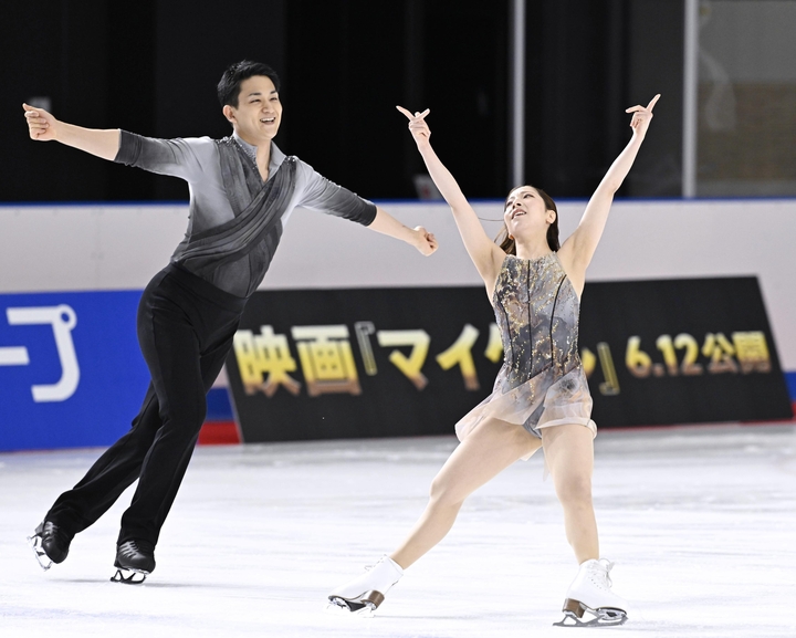 所属先の木下グループの入社式で演技を披露する三浦璃来(右)、木原龍一組=13日、東京都立川市