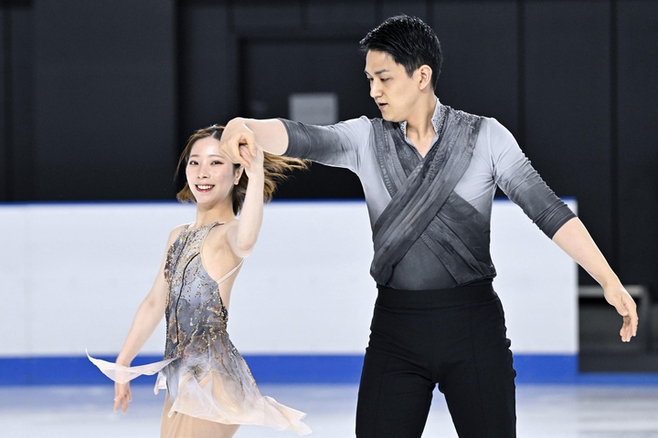 所属先の木下グループの入社式で演技を披露する三浦璃来(左)、木原龍一組=13日、東京都立川市