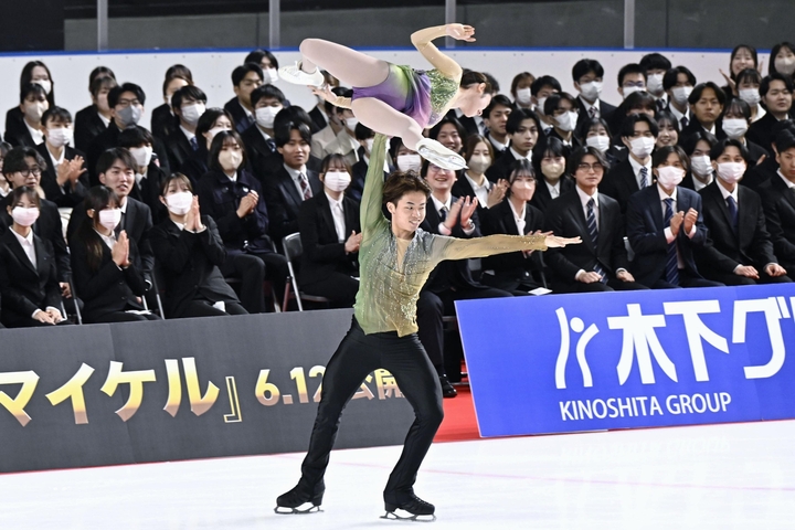 木下グループの入社式で演技を披露する長岡柚奈(上)、森口澄士組=13日、東京都立川市