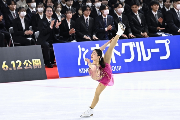 木下グループの入社式で演技を披露する千葉百音=13日、東京都立川市