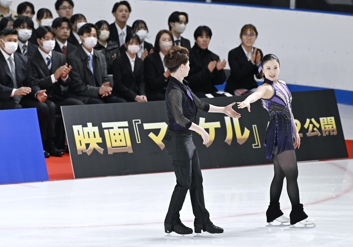 木下グループの入社式で演技を披露する吉田唄菜(右)、森田真沙也組=13日、東京都立川市