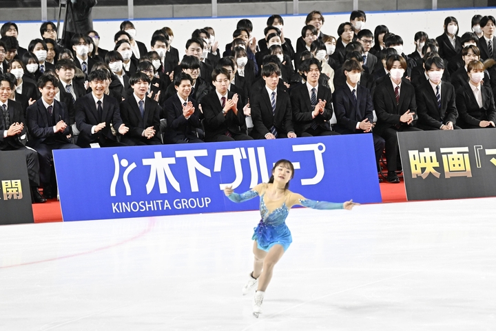 木下グループの入社式に出席した新入社員。手前は演技を披露する島田麻央=13日、東京都立川市