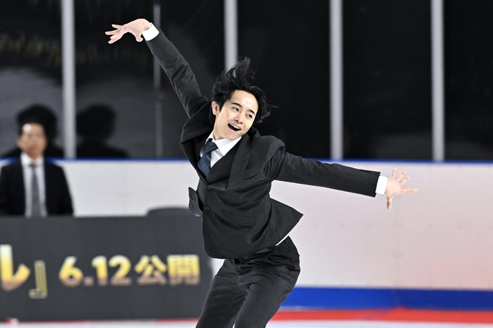 木下グループの入社式で演技する新入社員の島田高志郎=13日、東京都立川市