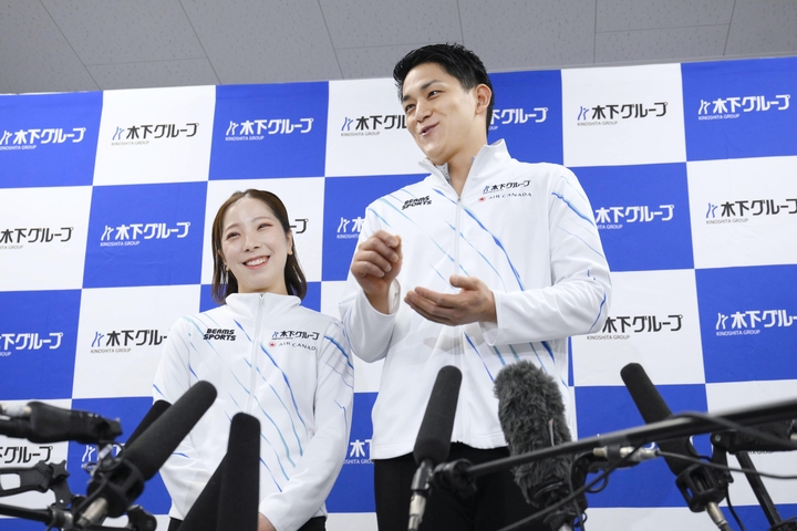 木下グループの入社式を終え、取材に応じる三浦璃来(左)、木原龍一組=13日、東京都立川市