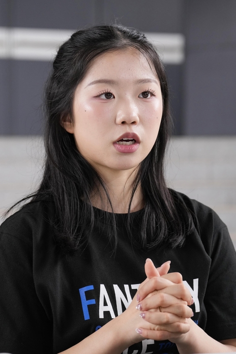 取材に応じるフィギュアスケート女子の中井亜美=28日、千葉市