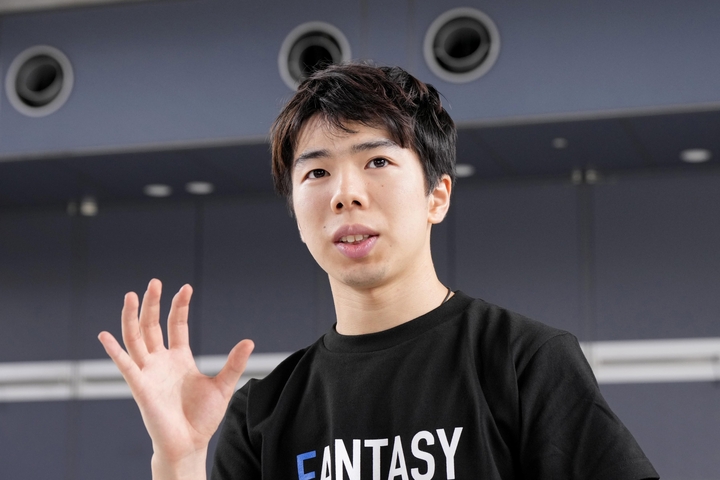 取材に応じるフィギュアスケート男子の佐藤駿=28日、千葉市