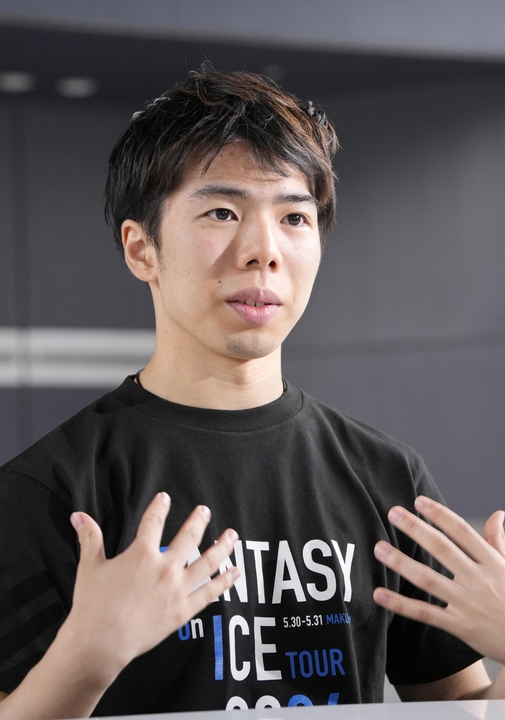 取材に応じるフィギュアスケート男子の佐藤駿=28日、千葉市