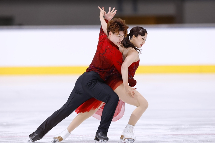 アイスダンスフリー 演技する吉田唄菜(右)、森田真沙也組=田中貴金属アイスアリーナ