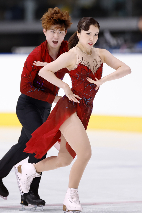 アイスダンスフリー 演技する吉田唄菜(右)、森田真沙也組=田中貴金属アイスアリーナ
