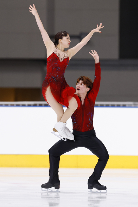 アイスダンスフリー 演技する吉田唄菜(上)、森田真沙也組=田中貴金属アイスアリーナ