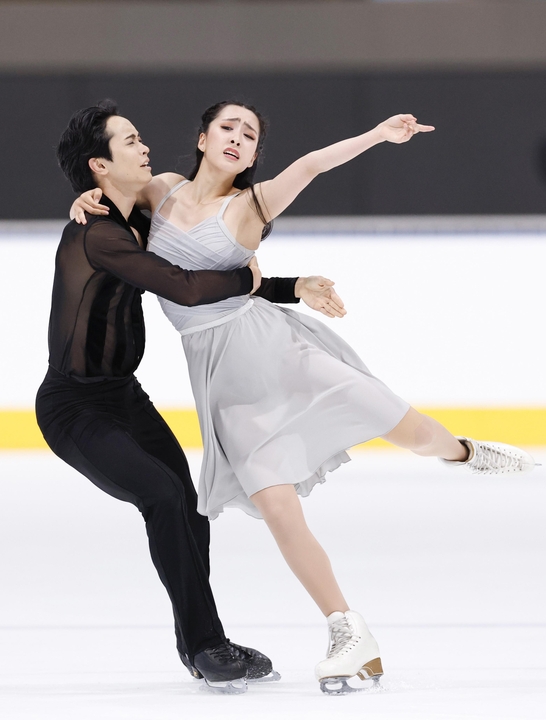 アイスダンスフリー 演技する櫛田育良(右)、島田高志郎組=田中貴金属アイスアリーナ