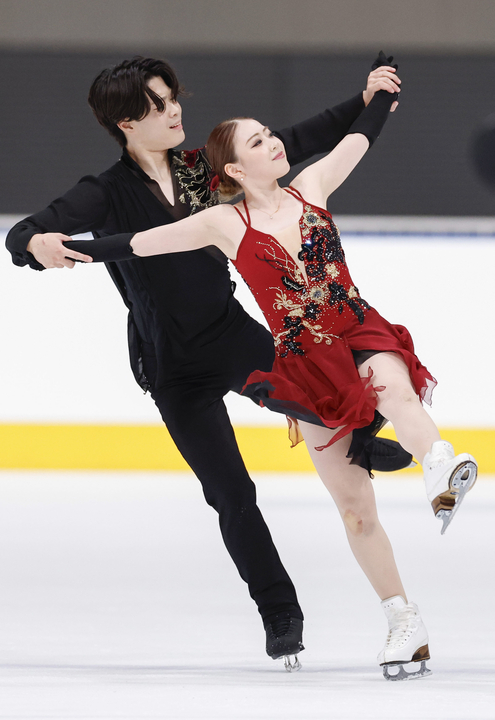 アイスダンスフリー 演技する紀平梨花(右)、西山真瑚組=田中貴金属アイスアリーナ