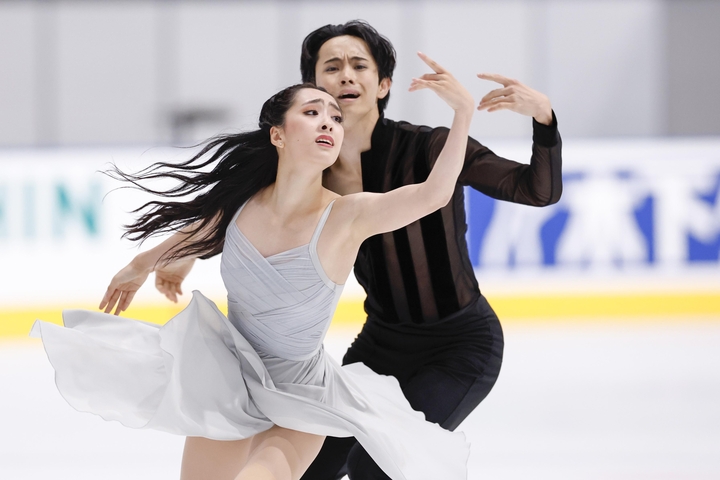 アイスダンスフリー 演技する櫛田育良(手前)、島田高志郎組=田中貴金属アイスアリーナ