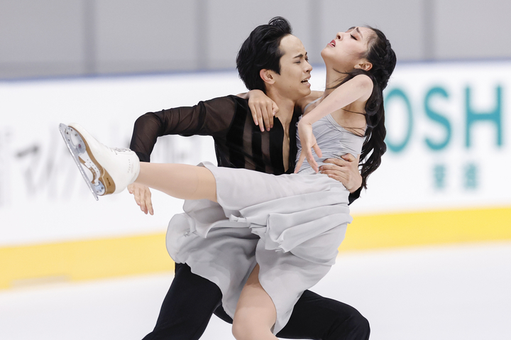 アイスダンスフリー 演技する櫛田育良(右)、島田高志郎組=田中貴金属アイスアリーナ
