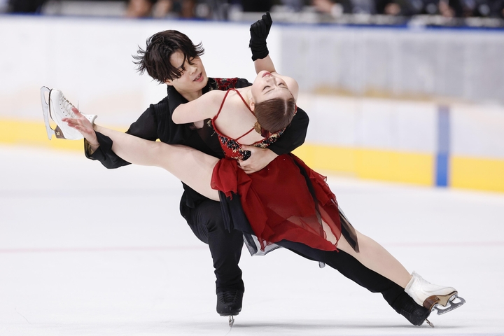 アイスダンスフリー 演技する紀平梨花(手前)、西山真瑚組=田中貴金属アイスアリーナ