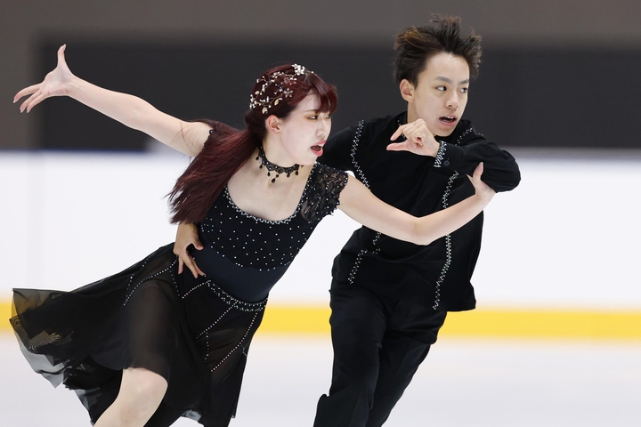 アイスダンスフリー 演技する山下珂歩(左)、永田裕人組=田中貴金属アイスアリーナ