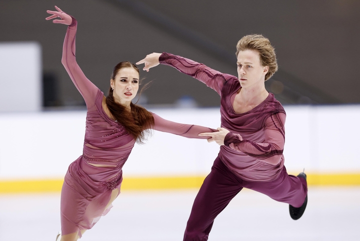 アイスダンスフリー 演技するダイアナ・デービス(左)、グレブ・スモルキン組=田中貴金属アイスアリーナ