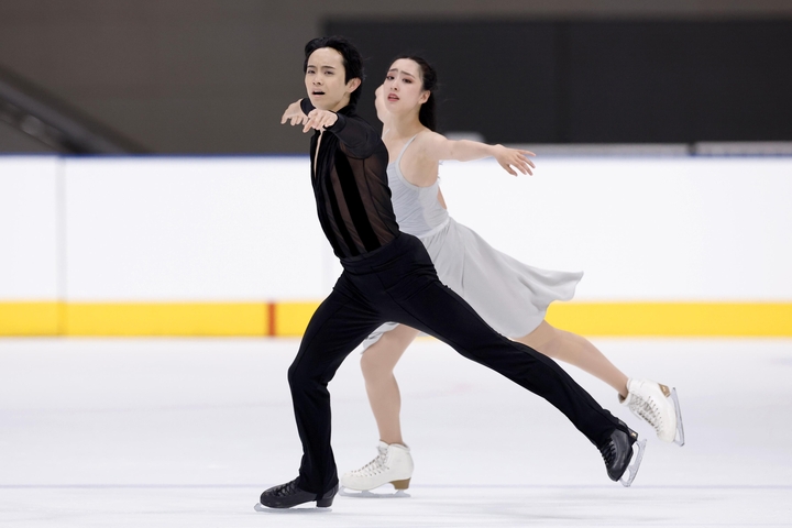 アイスダンスフリー 演技する櫛田育良(右)、島田高志郎組=田中貴金属アイスアリーナ
