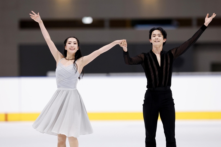アイスダンスフリーの演技を終え、あいさつする櫛田育良(左)、島田高志郎組=田中貴金属アイスアリーナ